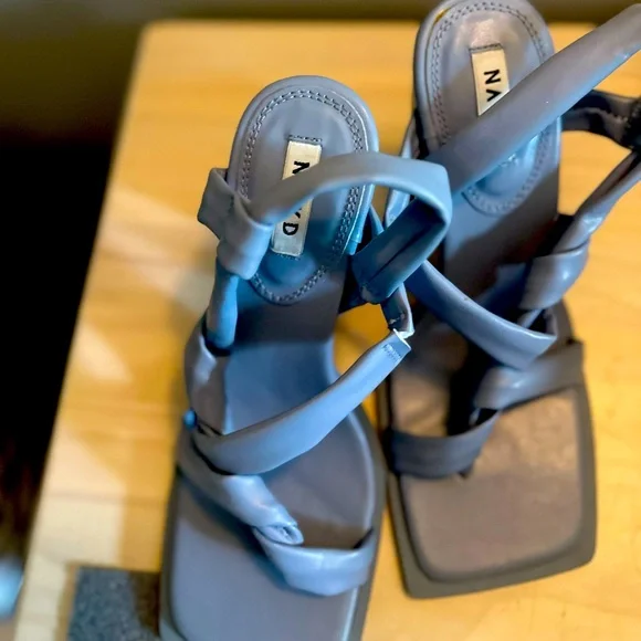 Sandal heel shoes. - Picture 1 of 4